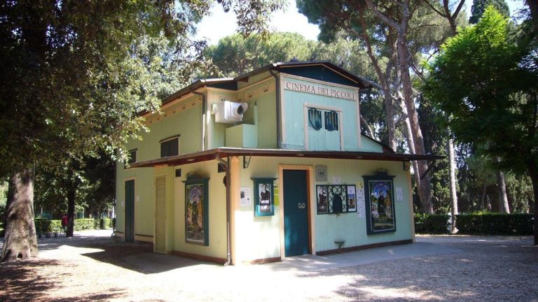 El cine más pequeño del mundo es tan curioso como acogedor