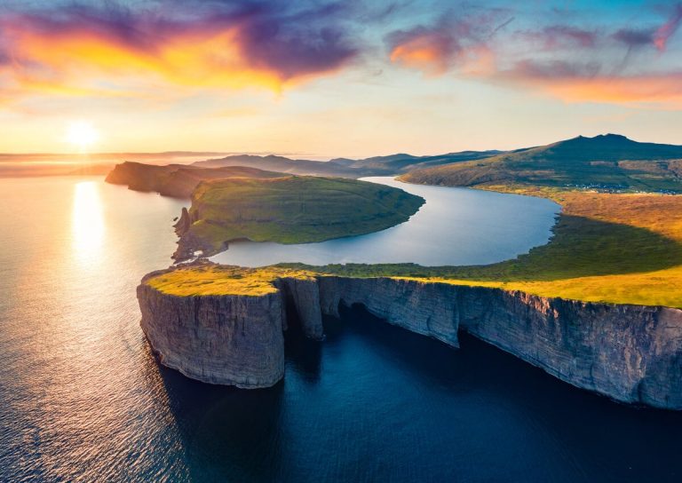 El lago que flota sobre el mar es uno de los lugares más curiosos y mentirosos del mundo
