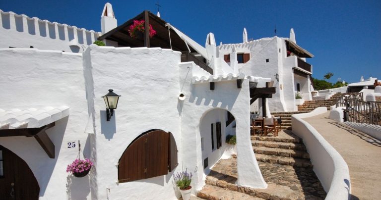 El precioso pueblo español que parece una isla griega para estar como en Santorini o Mykonos