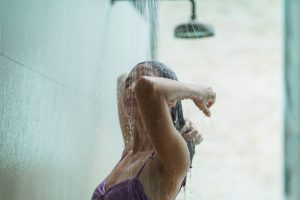 La ducha tibia antes de dormir: por qué 90 minutos es el momento clave para conciliar el sueño (y funciona)