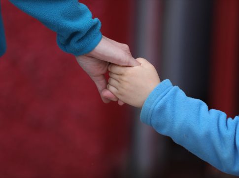 Un niño camina de la mano durante el segundo día de desconfinamiento de niños y preadolescentes durante el estado de alarma por la crisis del coronavirus en el que los menores de 14 años pueden salir durante una hora, de 09:00 a 21:00 junto a un máximo de otros dos menores y un adulto que viva con ellos