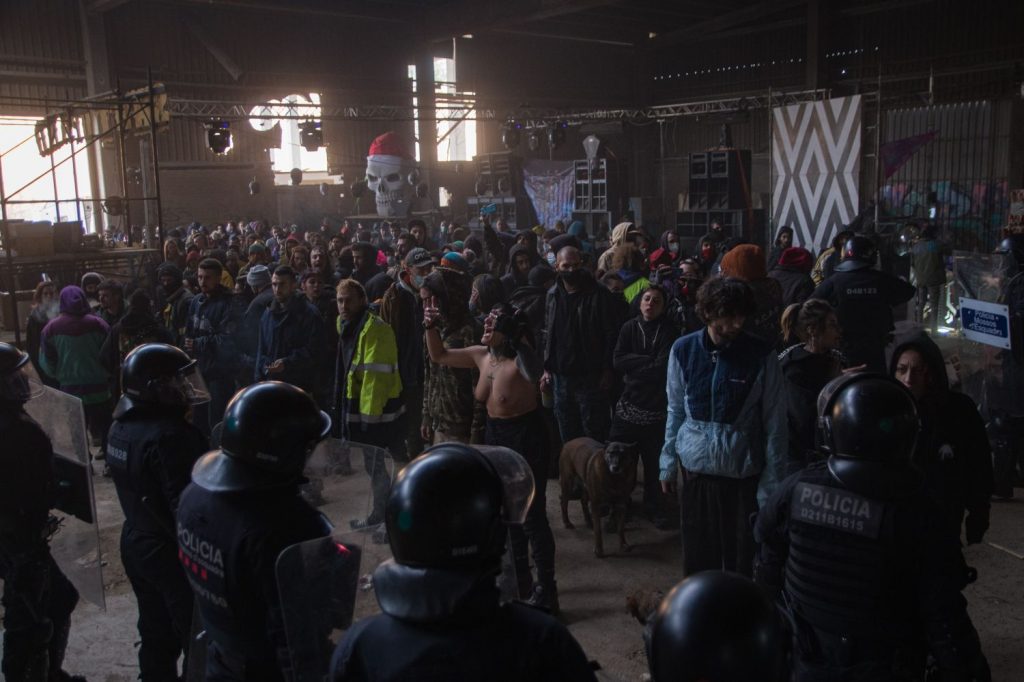EuropaPress 3500715 varios mossos desquadra frente varios participantes rave celebraba noche