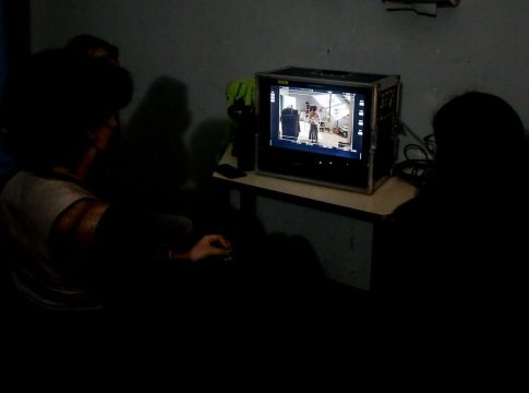 Dos alumnos observan un monitor de grabación en la Escuela de Cine de la Comunidad de Madrid (ECAM), a 3 de febrero de 2022, en Madrid (España).