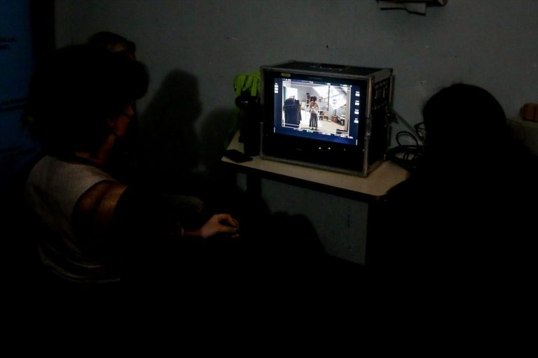 Dos alumnos observan un monitor de grabación en la Escuela de Cine de la Comunidad de Madrid (ECAM), a 3 de febrero de 2022, en Madrid (España).