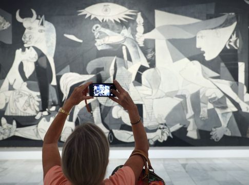 EuropaPress_4679039_mujer_fotografia_obra_picasso_guernica_presentacion_actos_conmemorativos