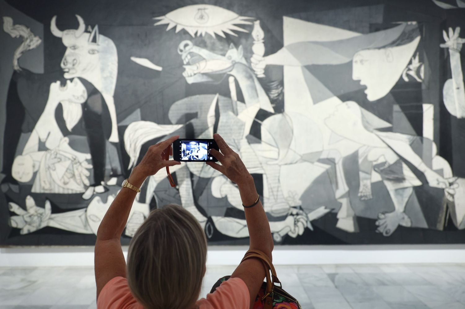 EuropaPress_4679039_mujer_fotografia_obra_picasso_guernica_presentacion_actos_conmemorativos