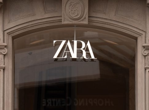 El detalle en las etiquetas de Zara que deberías mirar dos veces antes de comprar ropa