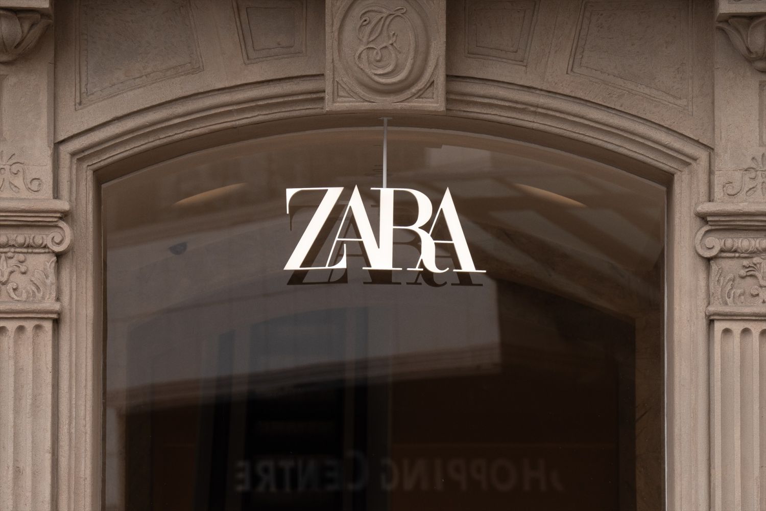 El detalle en las etiquetas de Zara que deberías mirar dos veces antes de comprar ropa