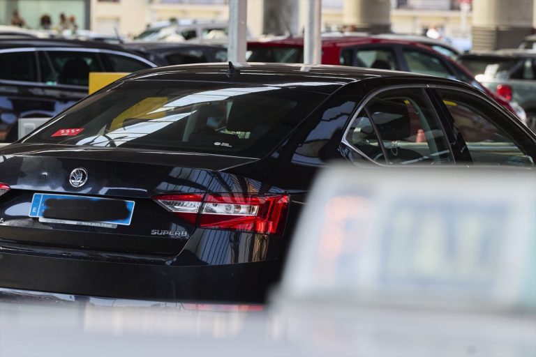 Barcelona y Sevilla dan el golpe a las VTC con el control de precios