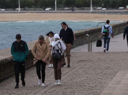 Varias personas caminan bajo la lluvia en la playa de Ondarreta, a 14 de octubre de 2023, en San Sebastián, Guipúzcoa, País Vasco (España).