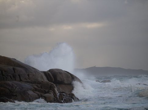 El mar con olas por el temporal, a 5 de noviembre de 2023, en O Grove, Pontevedra, Galicia (España). La borrasca Domingos ha dejado en toda Galicia un total de 1.166 incidencias.