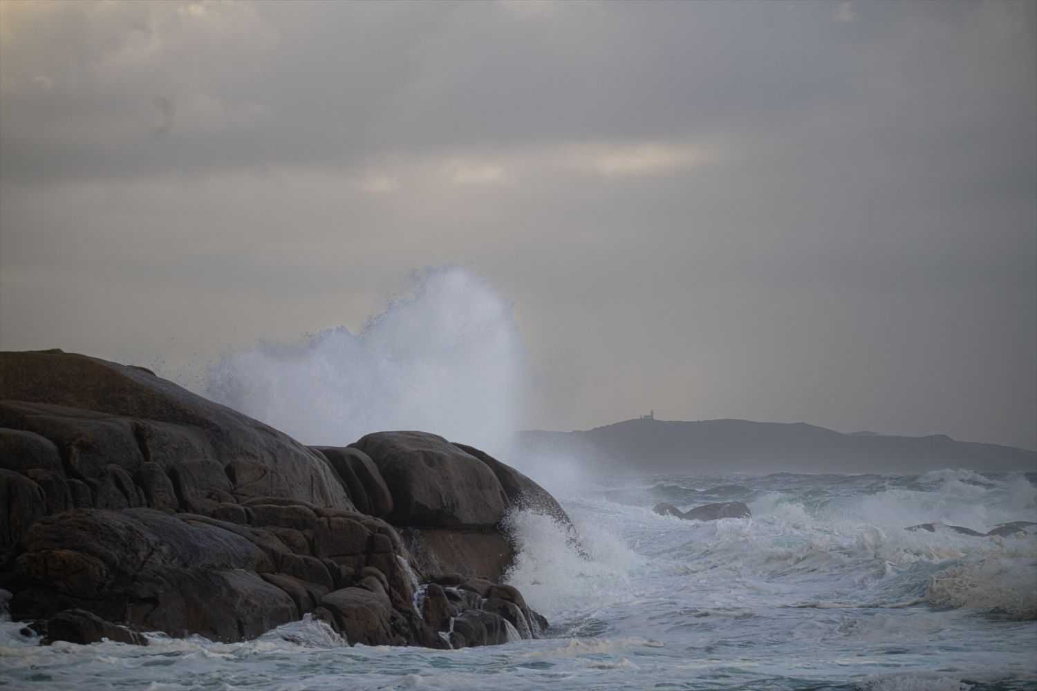 El mar con olas por el temporal, a 5 de noviembre de 2023, en O Grove, Pontevedra, Galicia (España). La borrasca Domingos ha dejado en toda Galicia un total de 1.166 incidencias.