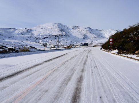 Una carretera nevada en la estación de esquí y montaña de Alto Campoo, a 5 de diciembre de 2023, en Brañavieja, Cantabria (España) Una carretera nevada en la estación de esquí y montaña de Alto Campoo, a 5 de diciembre de 2023, en Brañavieja, Cantabria (España)