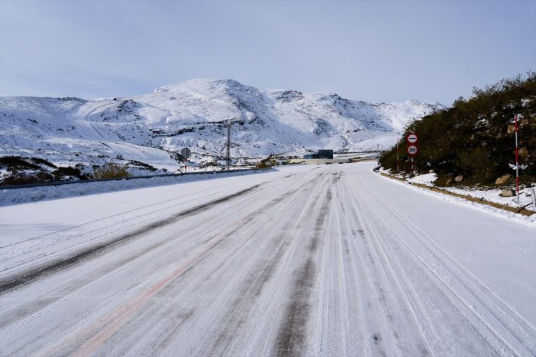 Una carretera nevada en la estación de esquí y montaña de Alto Campoo, a 5 de diciembre de 2023, en Brañavieja, Cantabria (España)