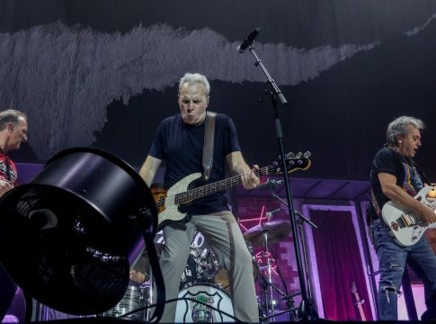 La banda Hombres G durante una actuación en el WiZink Center, a 28 de diciembre de 2023, en Madrid (España). Hombres G es un grupo musical español de rock and roll y pop rock. Fue fundada en Madrid en 1981 por su vocalista y bajista David Summers y uno de sus guitarristas, Rafa Gutiérrez, junto con Javier Molina y Daniel Mezquita. Han vendido a nivel internacional más de 20 millones de discos. La banda Hombres G durante una actuación en el WiZink Center, a 28 de diciembre de 2023, en Madrid (España). Hombres G es un grupo musical español de rock and roll y pop rock. Fue fundada en Madrid en 1981 por su vocalista y bajista David Summers y uno de sus guitarristas, Rafa Gutiérrez, junto con Javier Molina y Daniel Mezquita. Han vendido a nivel internacional más de 20 millones de discos.
