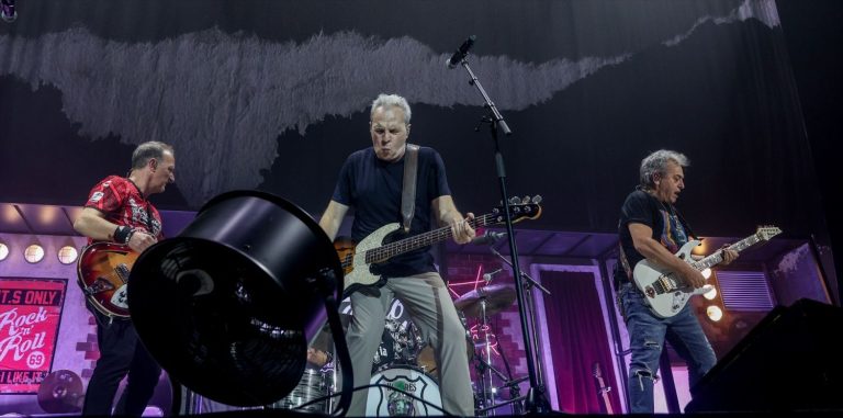 La banda Hombres G durante una actuación en el WiZink Center, a 28 de diciembre de 2023, en Madrid (España). Hombres G es un grupo musical español de rock and roll y pop rock. Fue fundada en Madrid en 1981 por su vocalista y bajista David Summers y uno de sus guitarristas, Rafa Gutiérrez, junto con Javier Molina y Daniel Mezquita. Han vendido a nivel internacional más de 20 millones de discos.