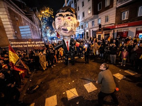 Decenas de personas celebran la entrada del año nuevo en la calle Ferraz, a 1 de enero de 2024, en Madrid (España). Revuelta, la organización juvenil de la órbita de Vox convocante de las concentraciones en Ferraz, ha llamado a tomar las uvas esta Nochevieja frente a la sede federal del PSOE,