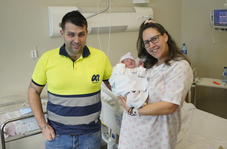 Fran Barreiro y Jenny Gallego, padres primerizos del ayuntamiento pontevedrés de Gondomar, posan con su hijo Kylian, que ha sido el primer bebé nacido en 2024 en España, en el Hospital Álvaro Cunqueiro, a 1 de enero de 2024, en Vigo, Pontevedra, Galicia (España)