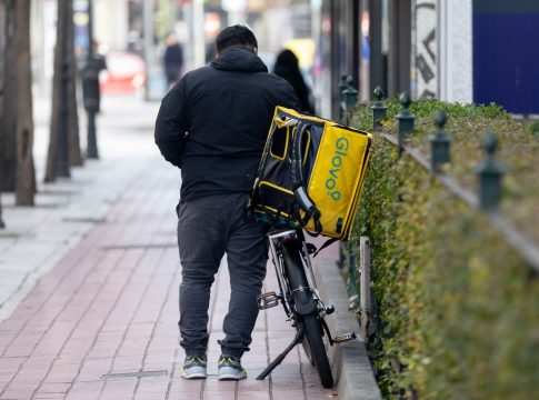 A pesar de los intentos de la ley rider aún es común el alquiler de cuentas en Glovo y Uber Eats