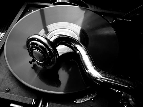 A 45 revoluciones por minuto: celebrando 75 años de los Maxi-Singles