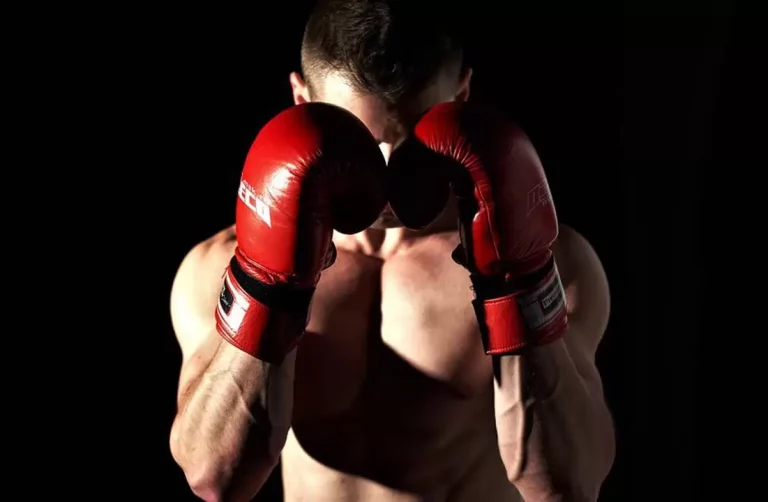 Fue traficante de drogas e hizo cine adulto, pero ahora es campeón del mundo de boxeo 