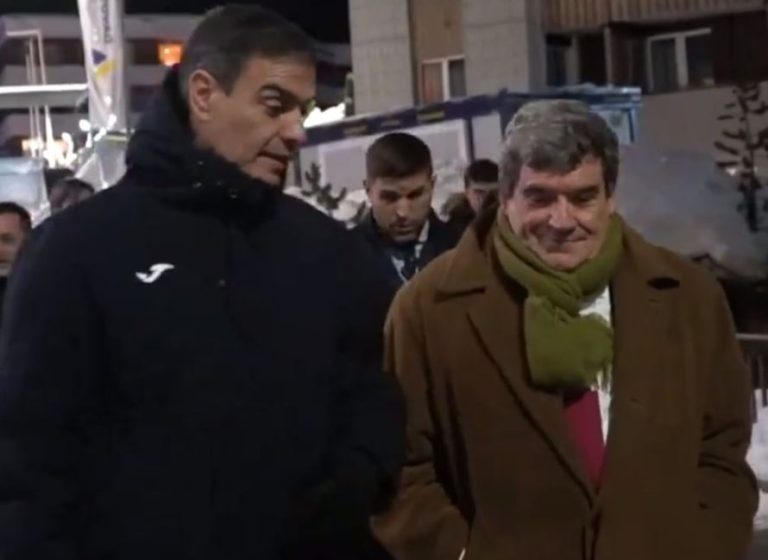 Increíble: el abrigo de Joma de Pedro Sánchez que marca tendencia y se ha agotado en minutos