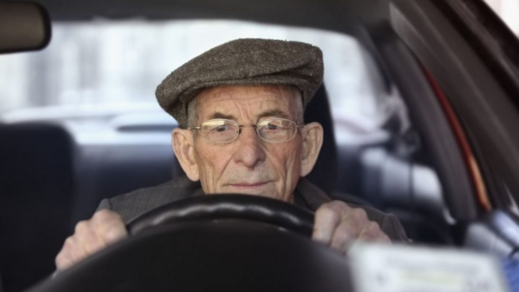 Dile adiós al carnet de conducir para siempre: la DGT podría retirarte el permiso si tienes esta edad 4 DGT: Reconocimiento médico obligatorio