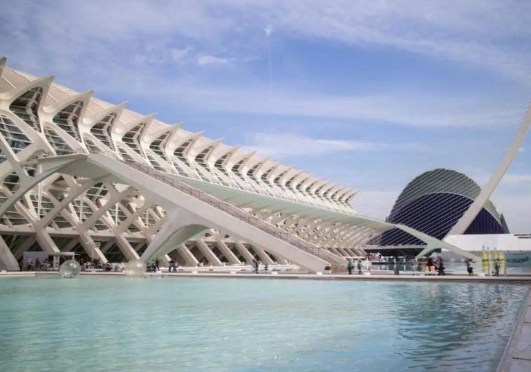 La ciudad española “eclipsada por Barcelona” que recomienda el New York Times para viajar en 2024