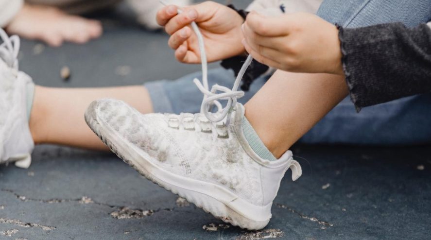 El facilísimo truco para dejar tus zapatillas blancas e impolutas: ni Nike, ni Adidas ni Puma se le resisten