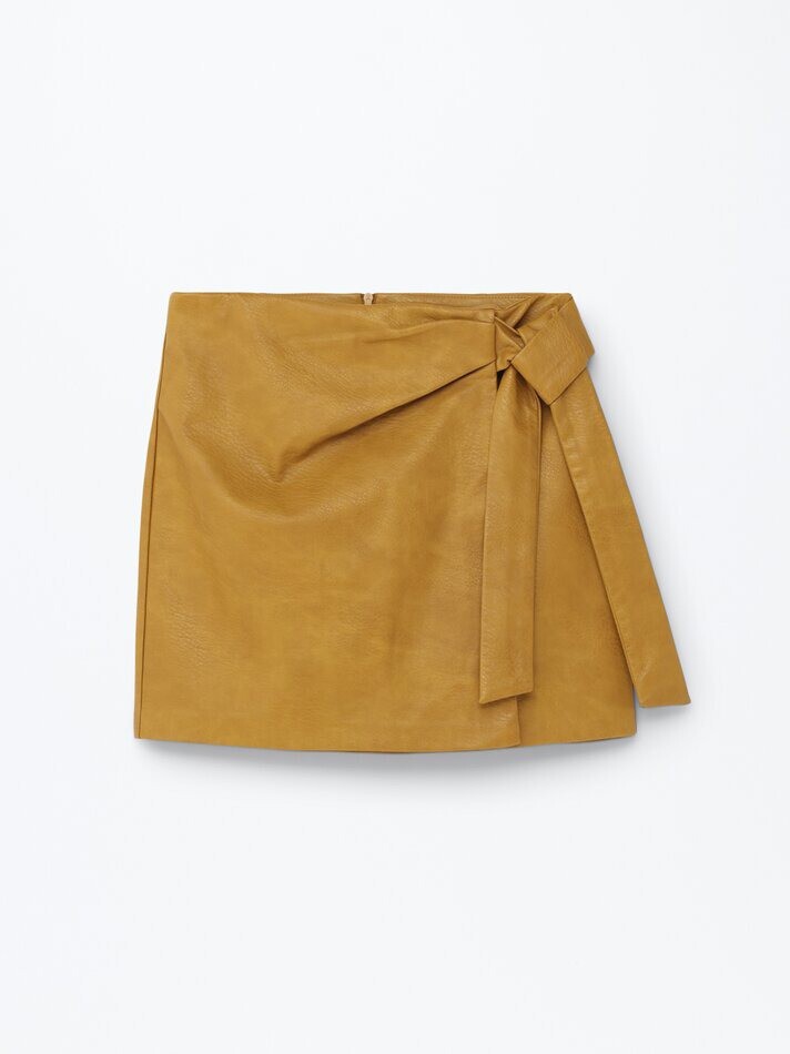 5 novedades de Lefties en rebajas de enero para un look invernal tendencia en la moda 5 Falda corta efecto piel de Lefties