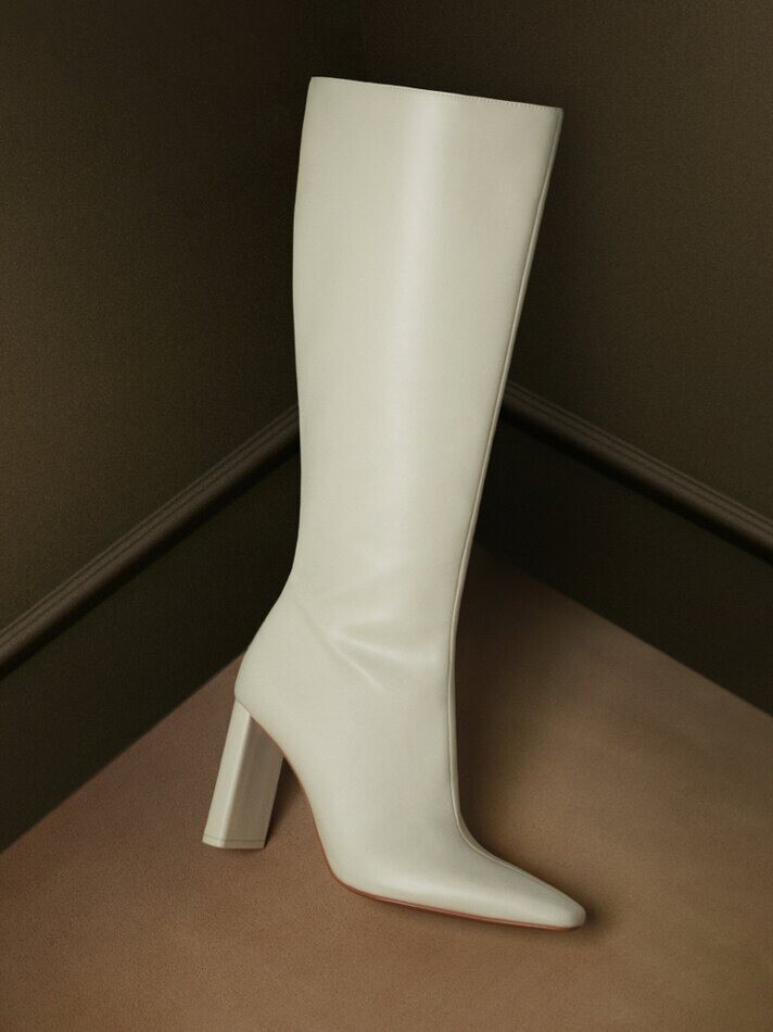 5 novedades de Lefties en rebajas de enero para un look invernal tendencia en la moda 8 Botas efecto cuero color crema de Lefties