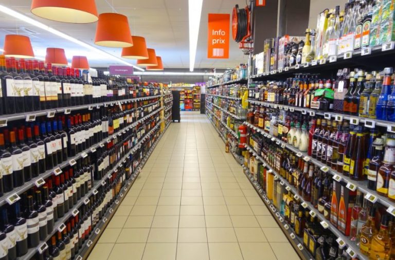 Lo hacemos todos en España, pero no puedes en Estados Unidos: recuérdalo si vas a un supermercado norteamericano