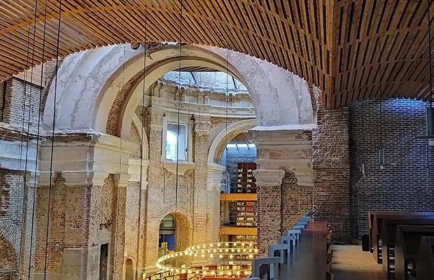 Parece salida de Hogwarts, pero está escondida en Madrid: la biblioteca que te hará sentir como en Harry Potter