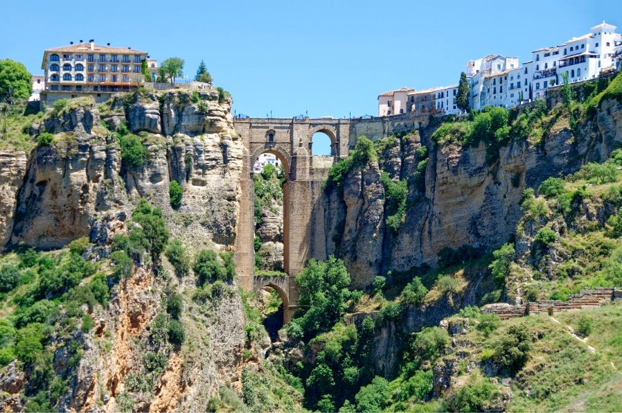 Prepara una escapada de San Valentín Los 8 mejores destinos de España para celebrar el día del amor