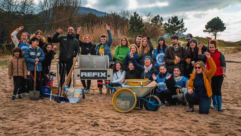 REFIX y distintas ONG se unieron este fin de semana en la limpieza de pellets en las costas gallegas