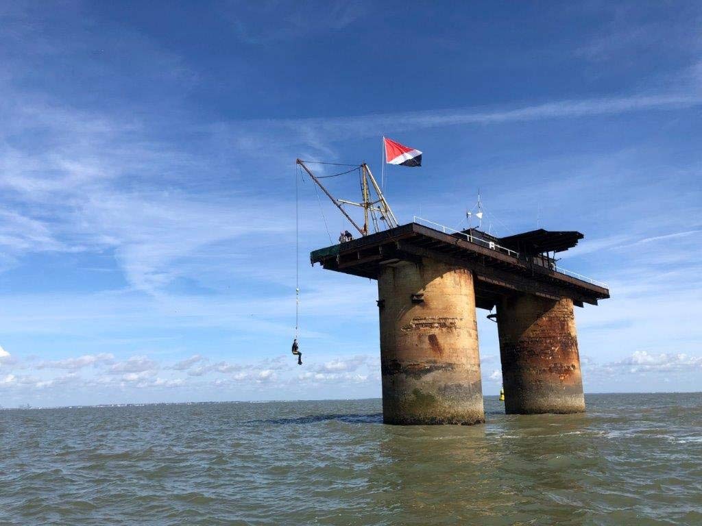 En la nación más pequeña del mundo viven 5 personas y tienen rey, bandera y moneda 1 HISTORIA DE SEALAND