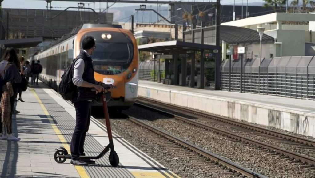 El truco para saltarte la prohibición de los patinetes eléctricos en el Metro y tren 107 Perspectivas futuras: ¿será sostenible el truco ante cambios normativos?
