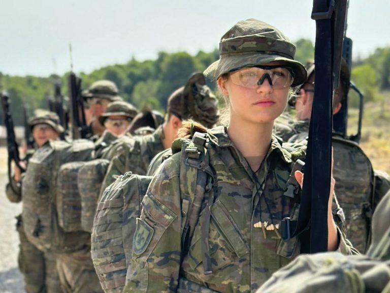 Se filtran fotos privadas de Leonor en la Academia Militar de Zaragoza, con uno de los murales de la hija de Letizia y Felipe