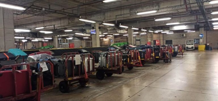 La huelga de Iberia deja cientos de maletas en la calle en Madrid y Barcelona