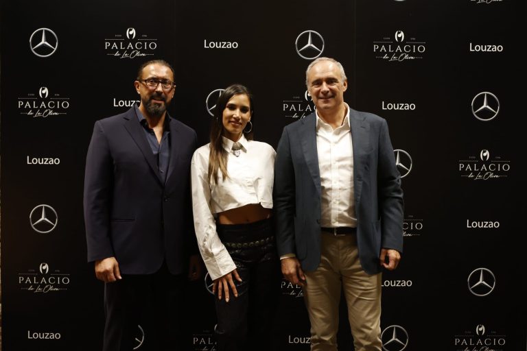 Louzao Mercedes-Benz organizó un concierto privado de India Martínez en el Palacio de la Oliva en Vigo