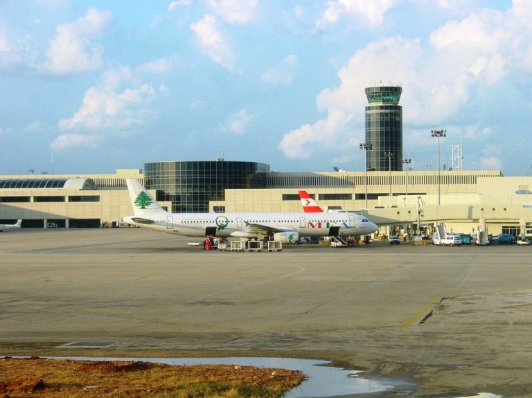 'Hackean' las pantallas del aeropuerto de Beirut (Líbano) para mostrar mensajes contra el líder de Hezbolá