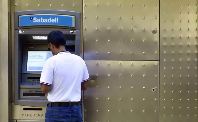 Comisiones bancarias abusivas: cómo reclamar la devolución de miles de euros según la ley
