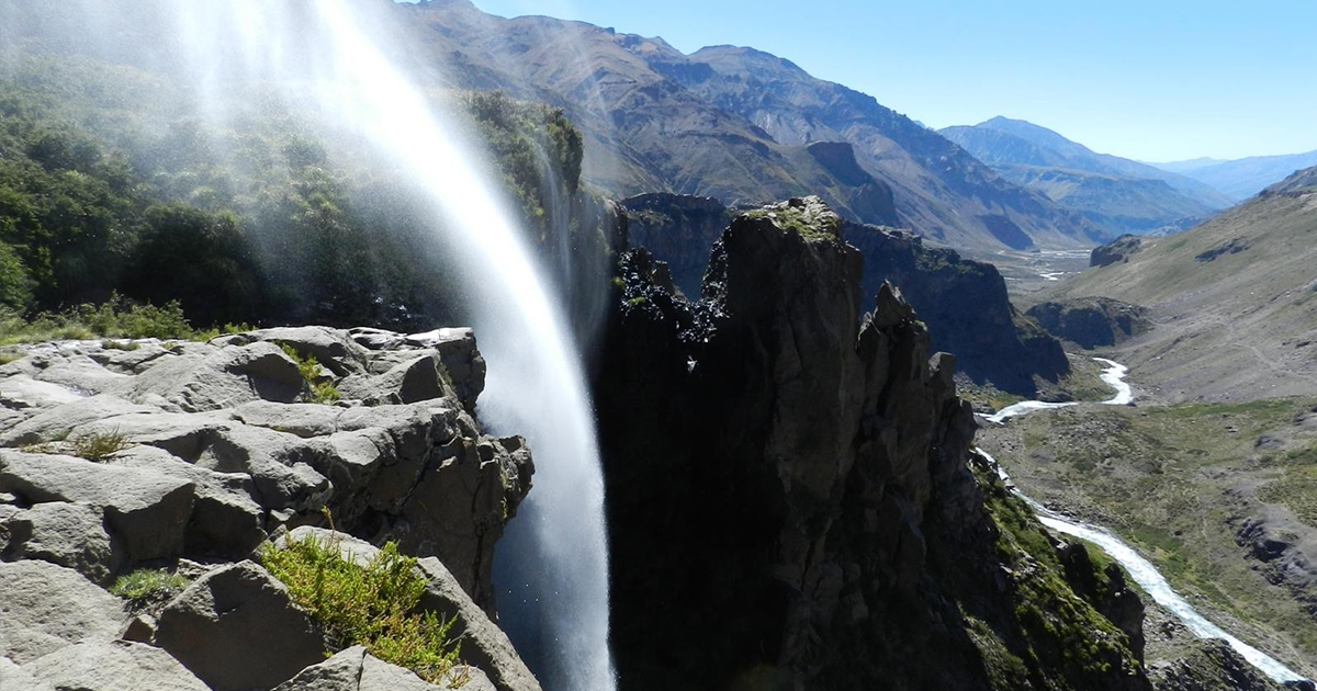 La increíble cascada invertida de Chile en la que el agua va a hacia arriba: ¿cómo es posible que exista? 1 CASCADA: EL MITO DE LA FUENTE DE LA JUVENTUD