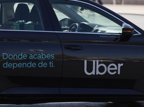 Las multas de la DGT son uno de los factores más difíciles de asumir para las VTC como Uber, Cabify o Bolt