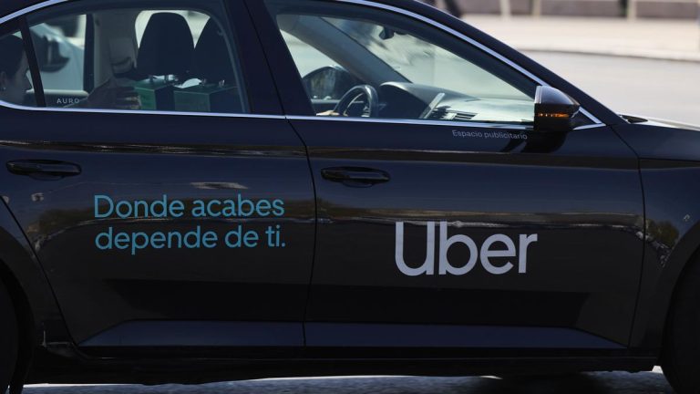 Las multas de la DGT son uno de los factores más difíciles de asumir para las VTC como Uber, Cabify o Bolt