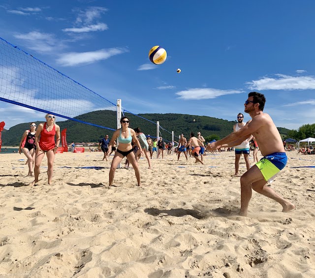 Descubre las principales ventajas de hacer deporte en la playa 