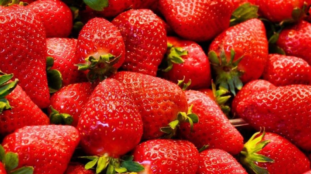 7 remedios y trucos caseros para tener los dientes blancos 3 EL PODER NATURAL DE LAS FRESAS