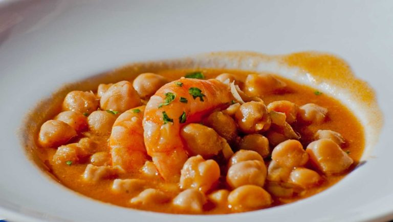 La receta de garbanzos con langostinos para la perfecta fusión de mar y tierra