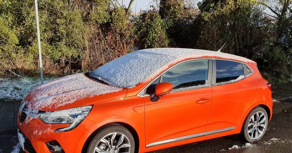 Al contrario que el agua hirviendo, sin peligro para lunas y carrocería
