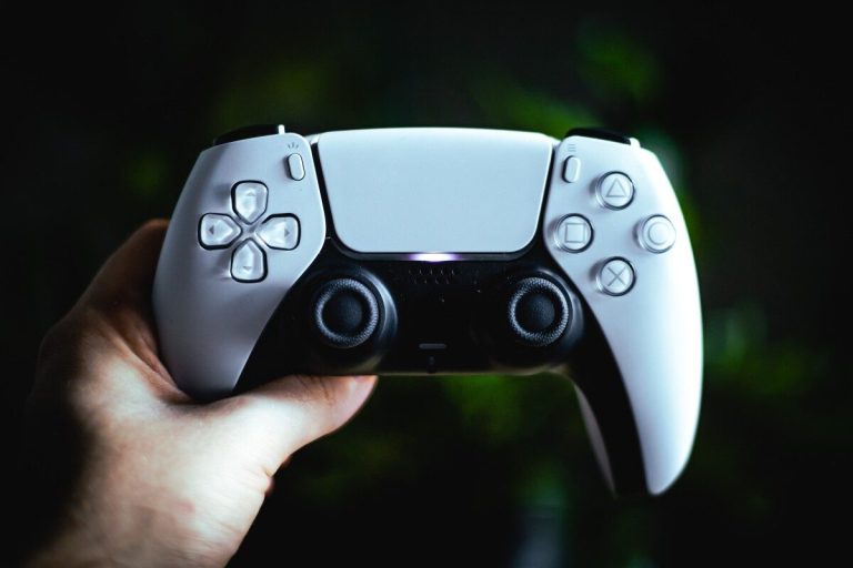 Un trabajador de Amazon roba cientos de PS5 para venderlas y le pillan por un error ridículo